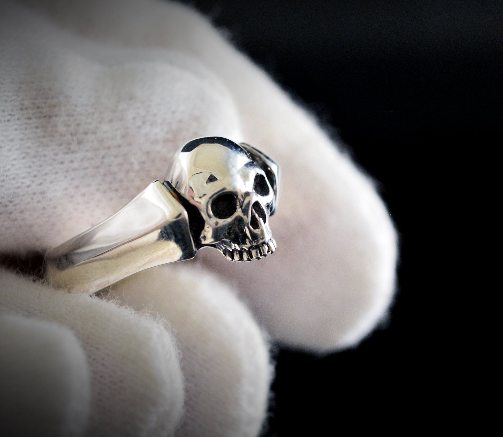 Solitario con calavera pequeña hecho a mano en plata maciza, Memento Mori, Anillo de compromiso de calavera - D´Cast