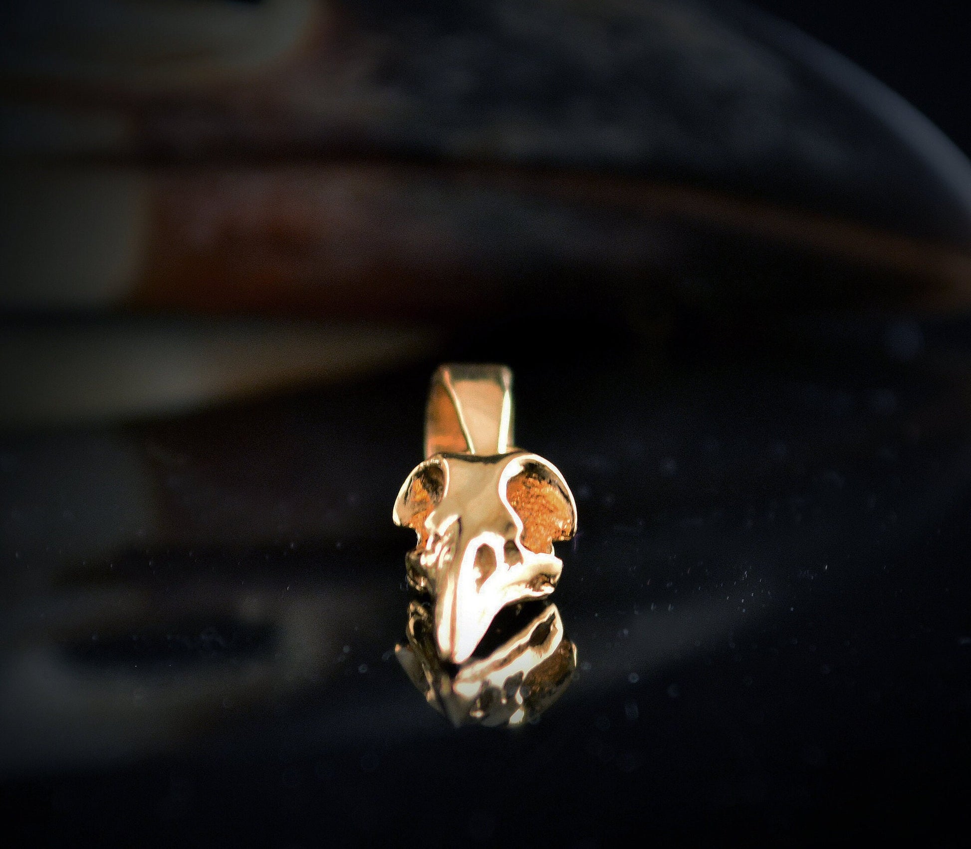 Colgante cráneo de cuervo diminuto en oro macizo de 10k, 14k o 18k - D´Cast