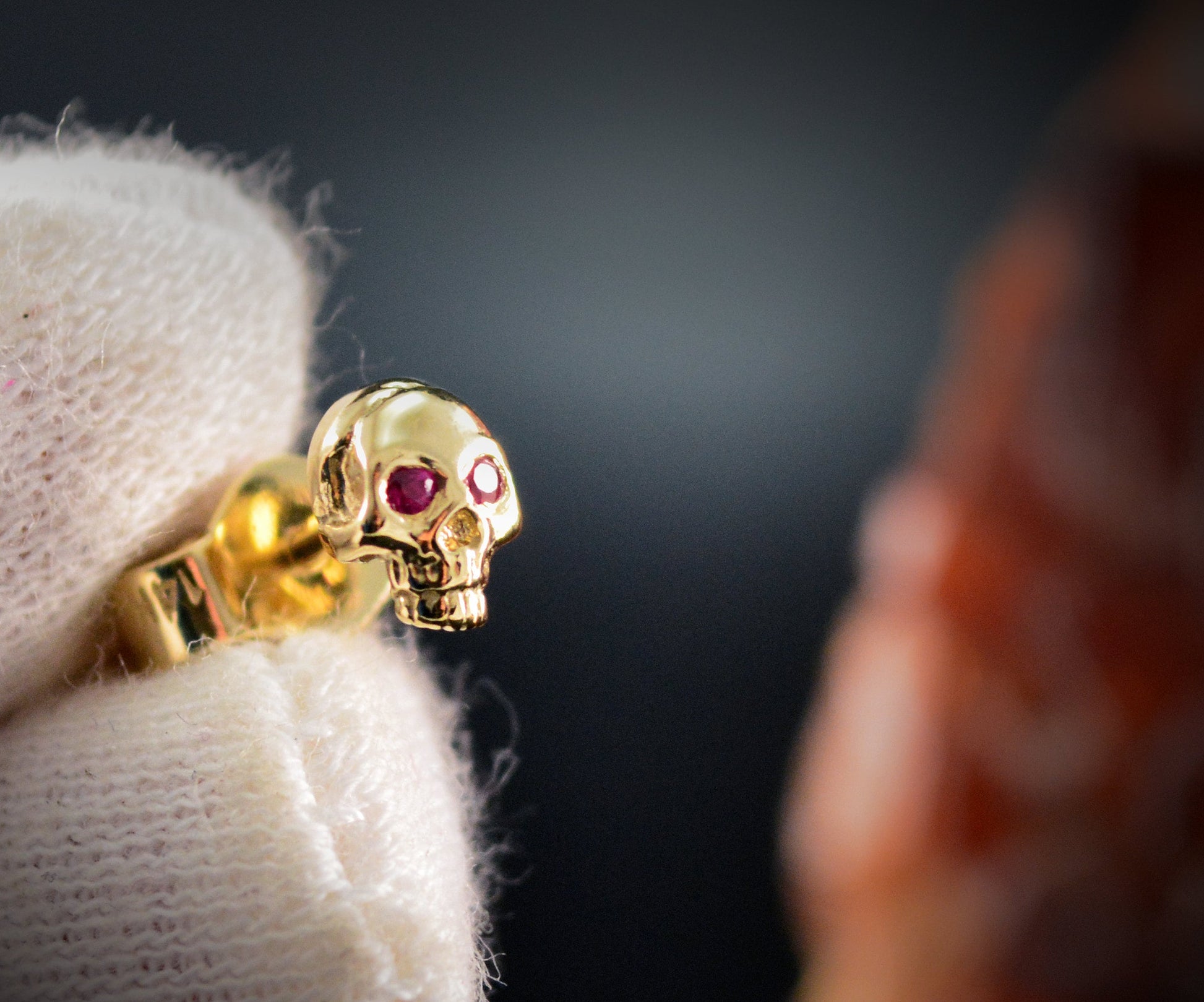 Diamantes Pendiente de calavera diminuta de oro de 14k o 18k, Pendiente de calavera de oro de 18k con piedras naturales - D´Cast
