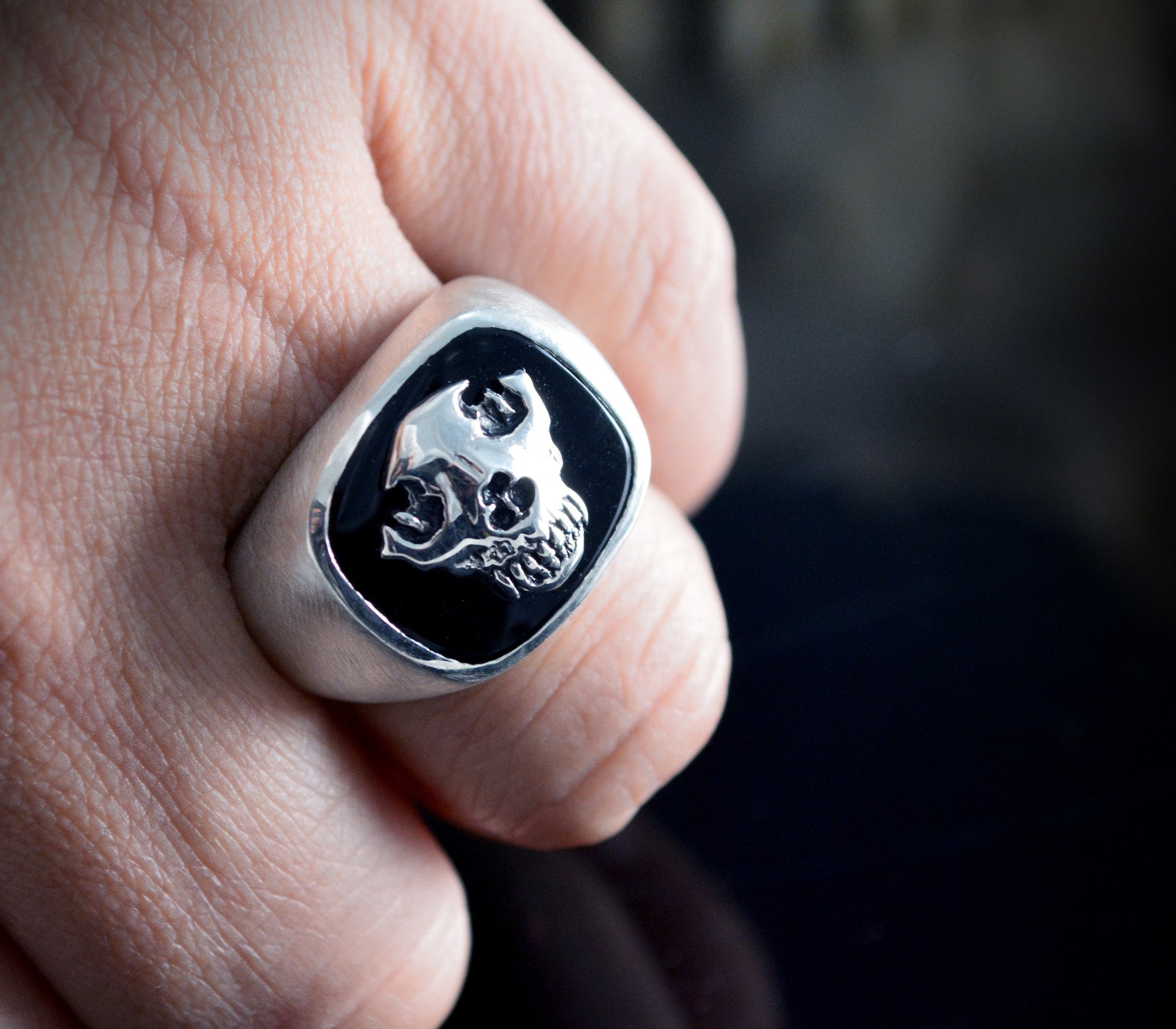 Anillo sello con calavera de lobo y ónix negro, Anillo exclusivo para él - D´Cast