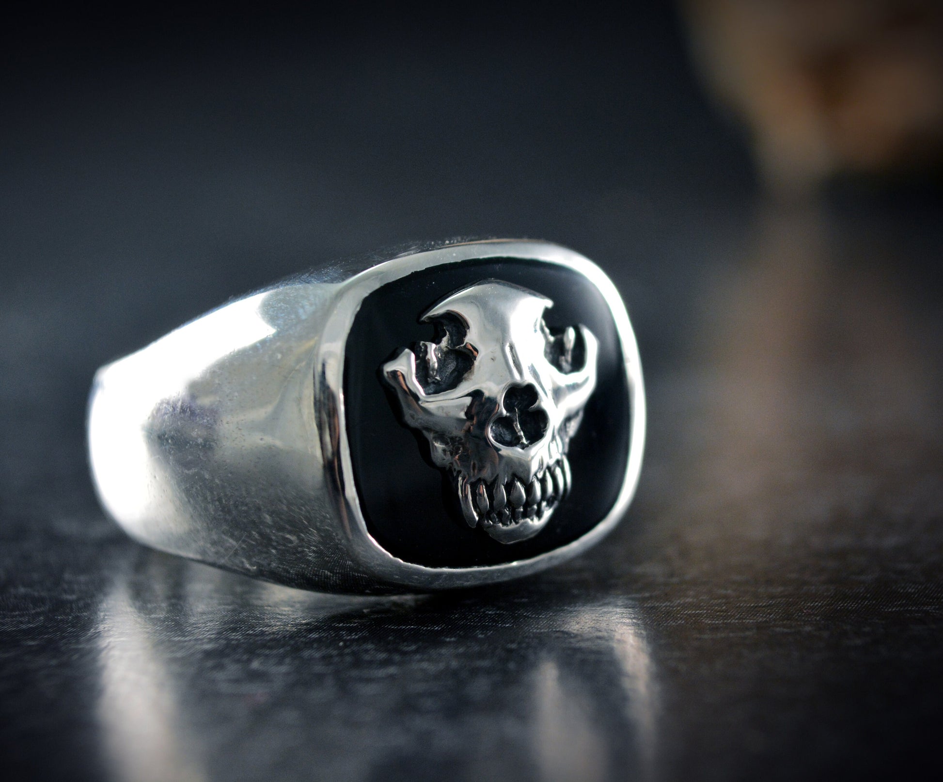 Anillo sello con calavera de lobo y ónix negro, Anillo exclusivo para él - D´Cast