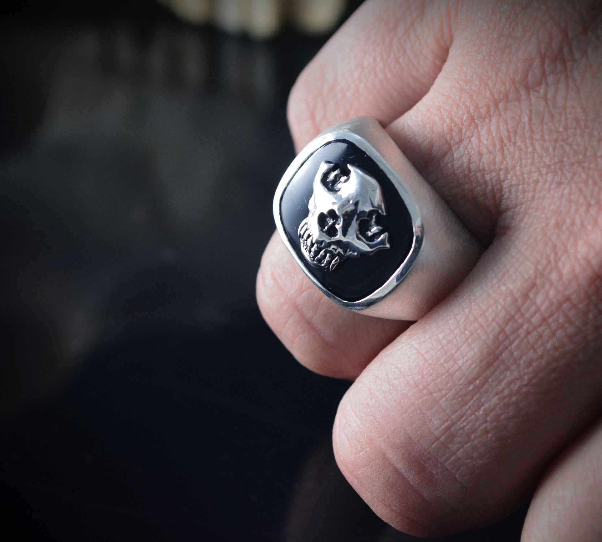 Anillo sello con calavera de lobo y ónix negro, Anillo exclusivo para él - D´Cast
