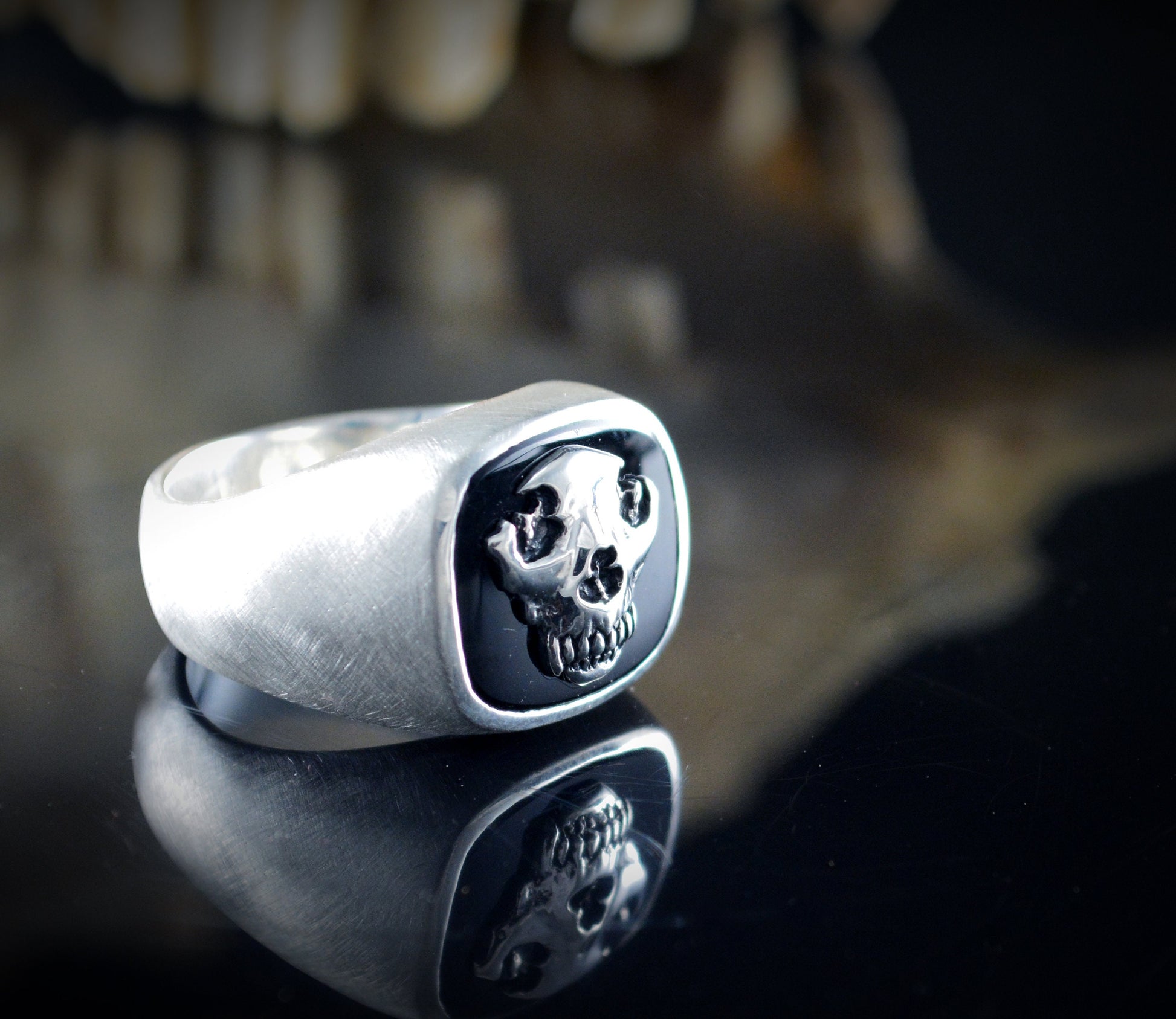 Anillo sello con calavera de lobo y ónix negro, Anillo exclusivo para él - D´Cast