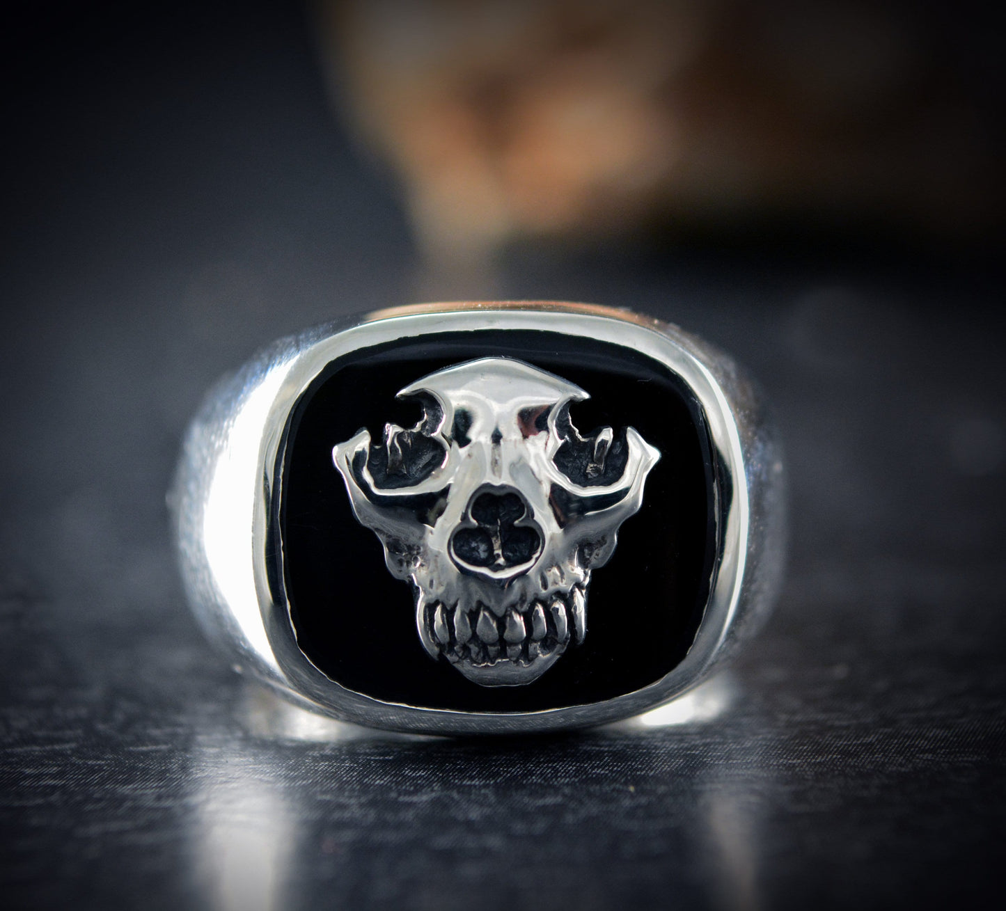 Anillo sello con calavera de lobo y ónix negro, Anillo exclusivo para él - D´Cast