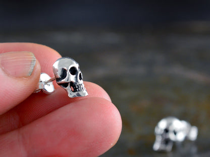 Pendiente calavera pequeño de plata maciza para hombre - D´Cast
