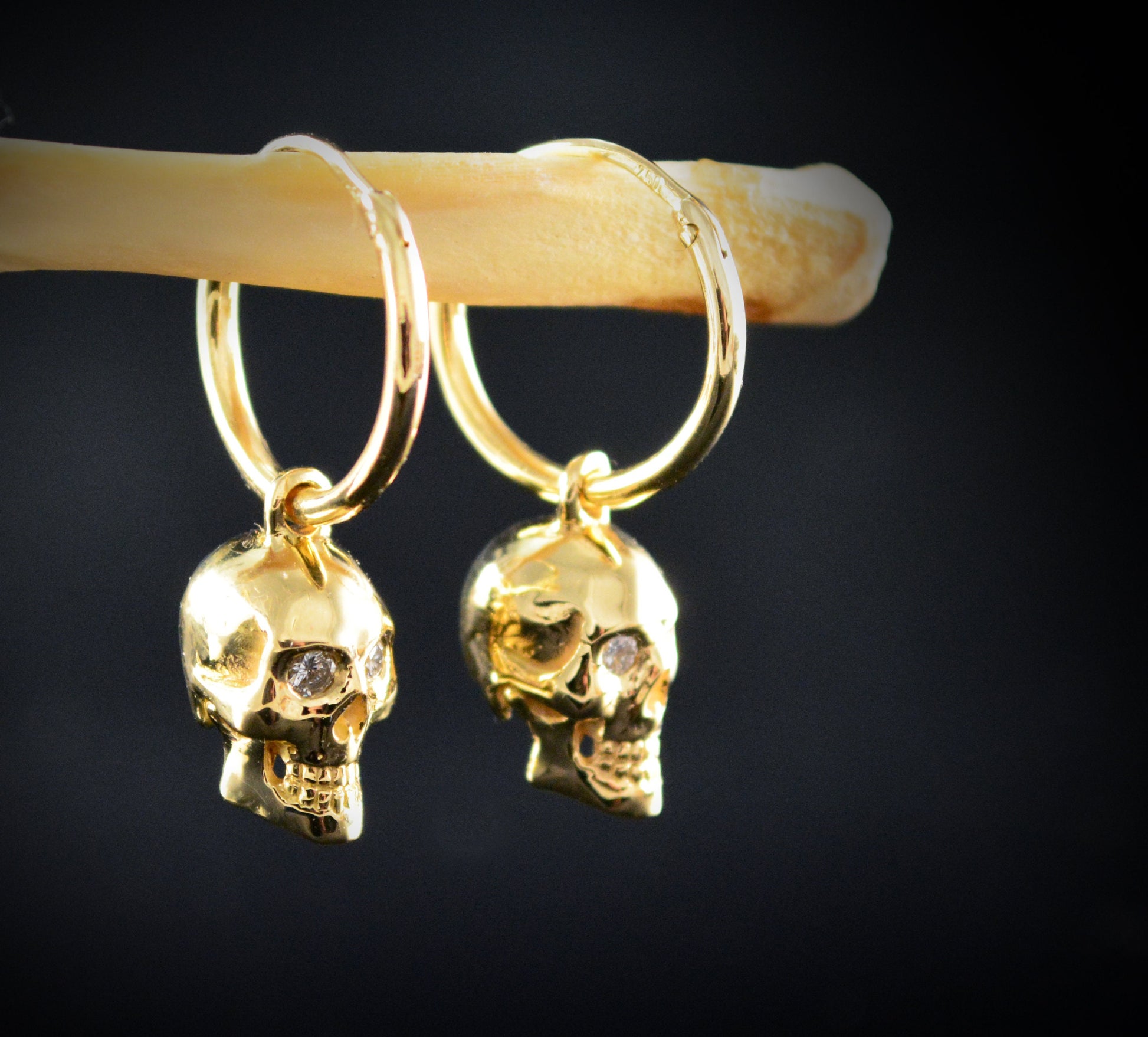 Aros con calavera de oro, Pendientes hechos a mano en oro 10k, 14k y 18k - D´Cast