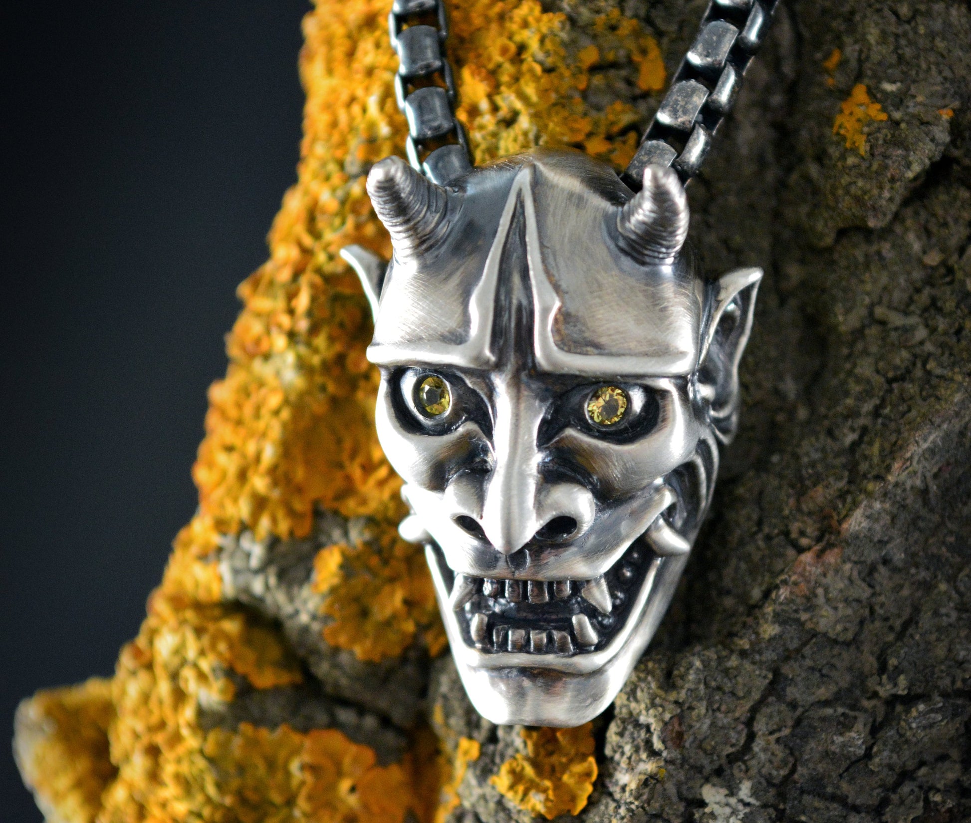 Colgante Demonio Oni de Japón en plata de ley y piedras naturales, Collar  máscara de Hannya - D´Cast