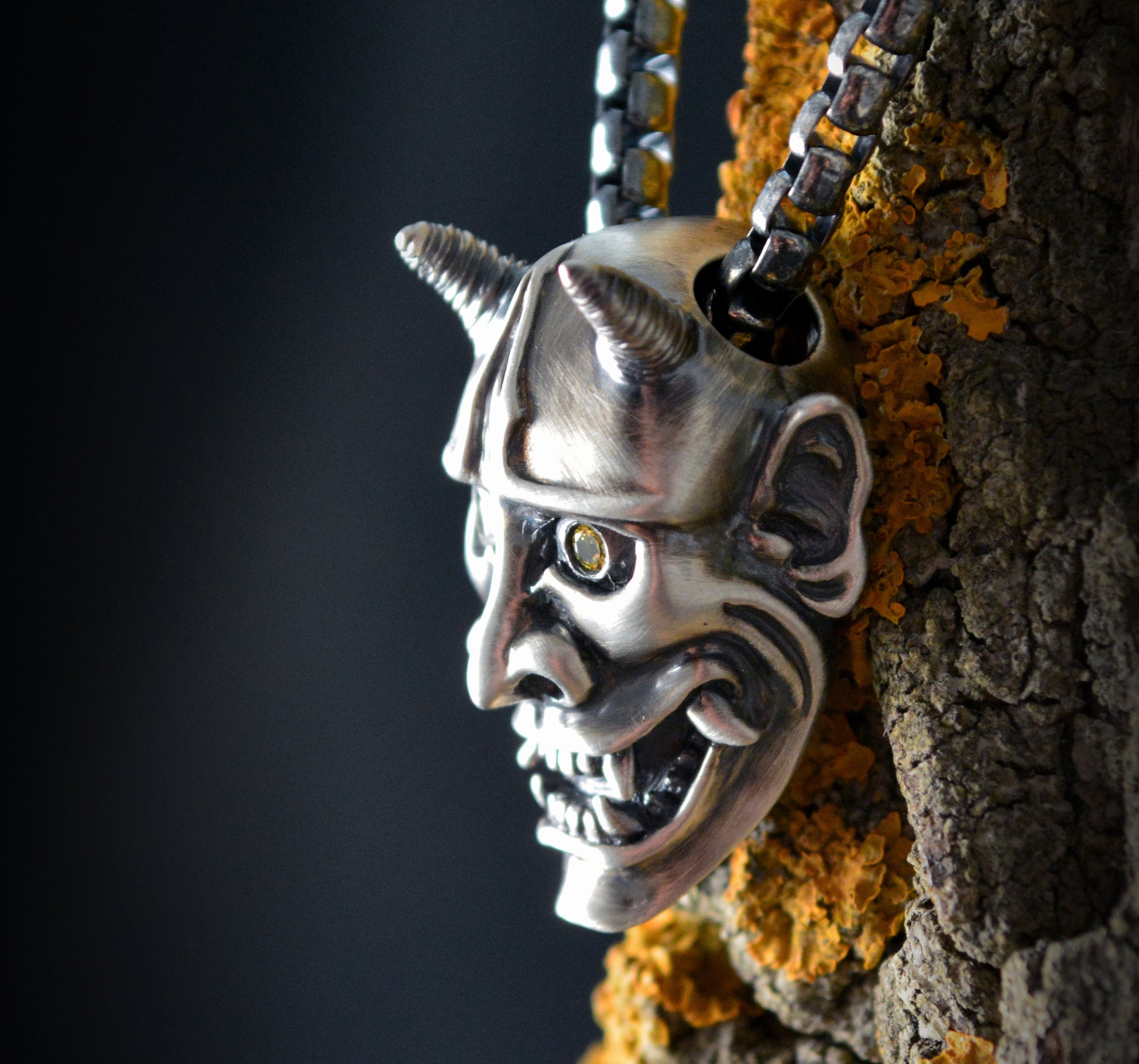 Colgante Demonio Oni de Japón en plata de ley y piedras naturales, Collar  máscara de Hannya - D´Cast