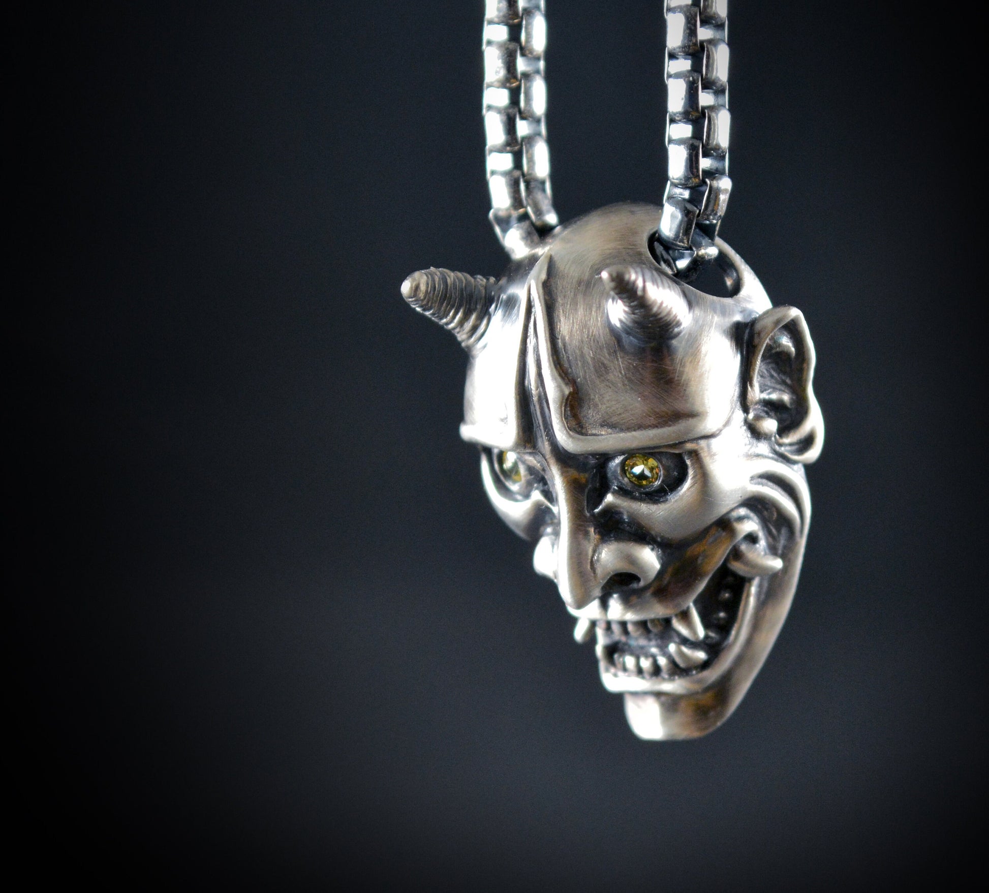 Colgante Demonio Oni de Japón en plata de ley y piedras naturales, Collar  máscara de Hannya - D´Cast