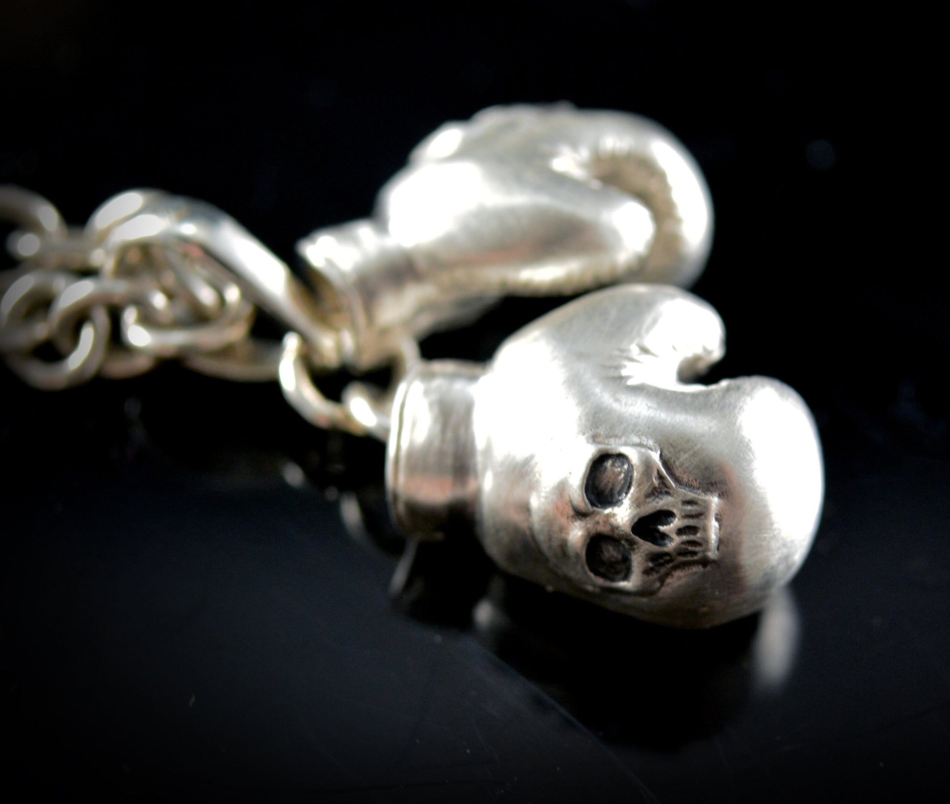 Colgante guantes de boxeo con calavera, Hechos a mano en plata de ley maciza, Regalo para luchadores - D´Cast