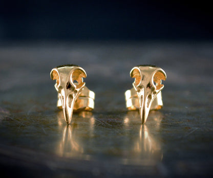 Pendientes cráneo de cuervo diminuto en oro, Pendientes góticos oro 10k, 14k y 18k, Pequeños pendientes vikingos - D´Cast