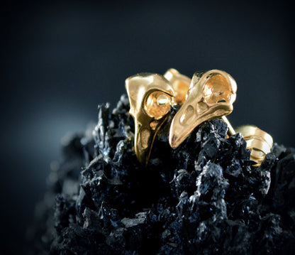Pendientes cráneo de cuervo diminuto en oro, Pendientes góticos oro 10k, 14k y 18k, Pequeños pendientes vikingos - D´Cast