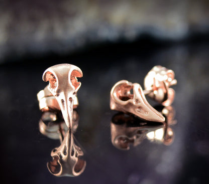 Pendientes cráneo de cuervo diminuto en oro, Pendientes góticos oro 10k, 14k y 18k, Pequeños pendientes vikingos - D´Cast
