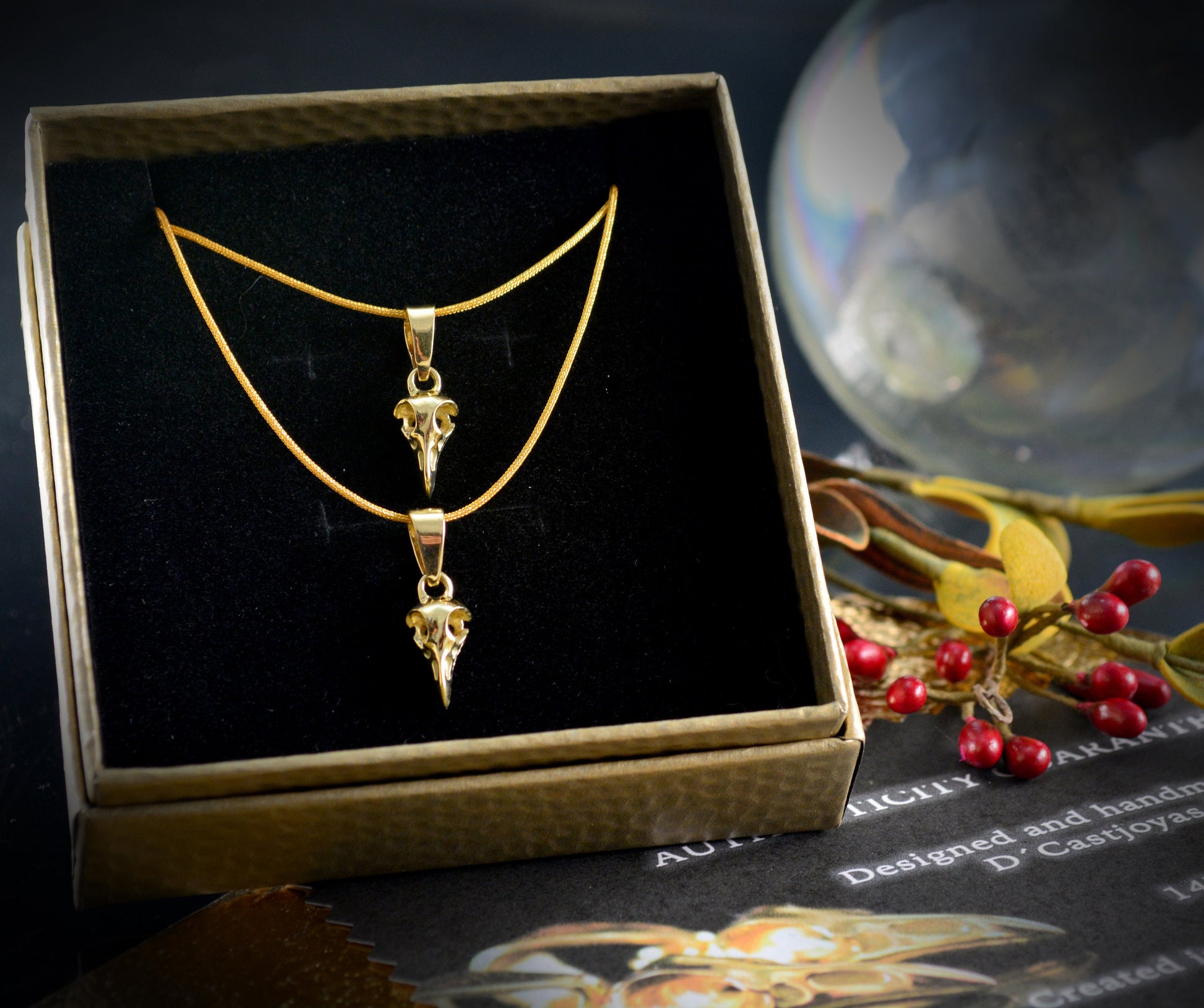 Colgante cráneo de cuervo diminuto en oro macizo de 10k, 14k o 18k - D´Cast