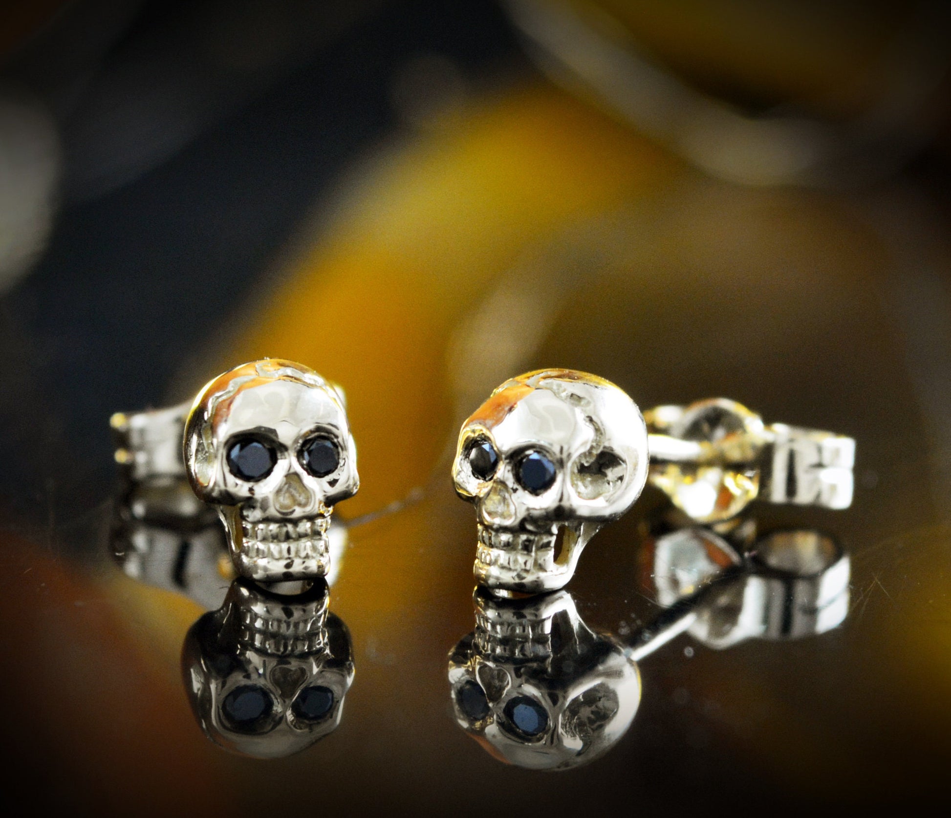 Pendientes de calaveras diminutas hechos a mano en oro de 10k, 14k o 18k, Pendientes para hombre - D´Cast