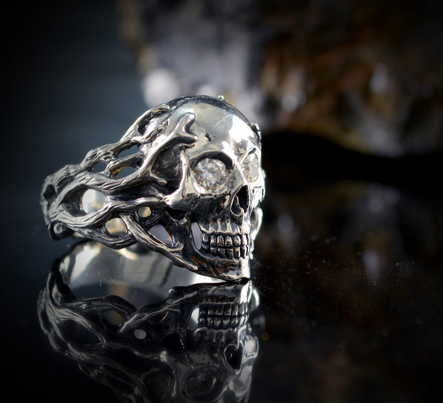 Anillo calavera Cthulhu de plata maciza con rubíes naturales y texturas rústicas, anillo Memento mori - D´Cast