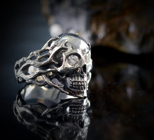 Anillo calavera Cthulhu de plata maciza con rubíes naturales y texturas rústicas, anillo Memento mori - D´Cast