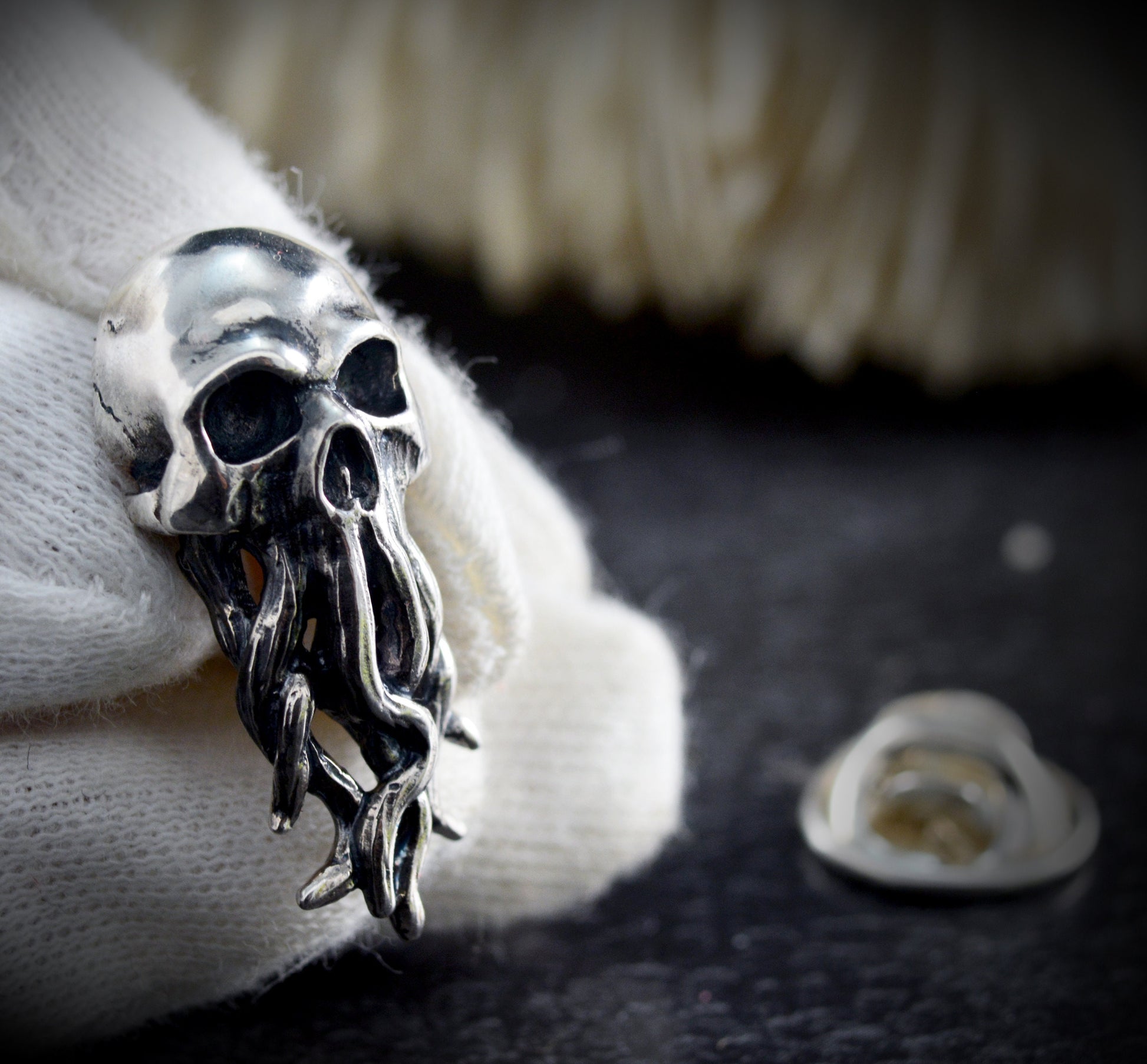 Pin Cthulhu hecho a mano en plata de ley, Broche calavera con tentáculos - D´Cast
