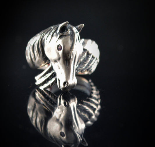 Anillo caballo con alas hecho a mano en plata de ley, Anillo Pegasus, Cabeza de caballo con gemas naturales - D´Cast
