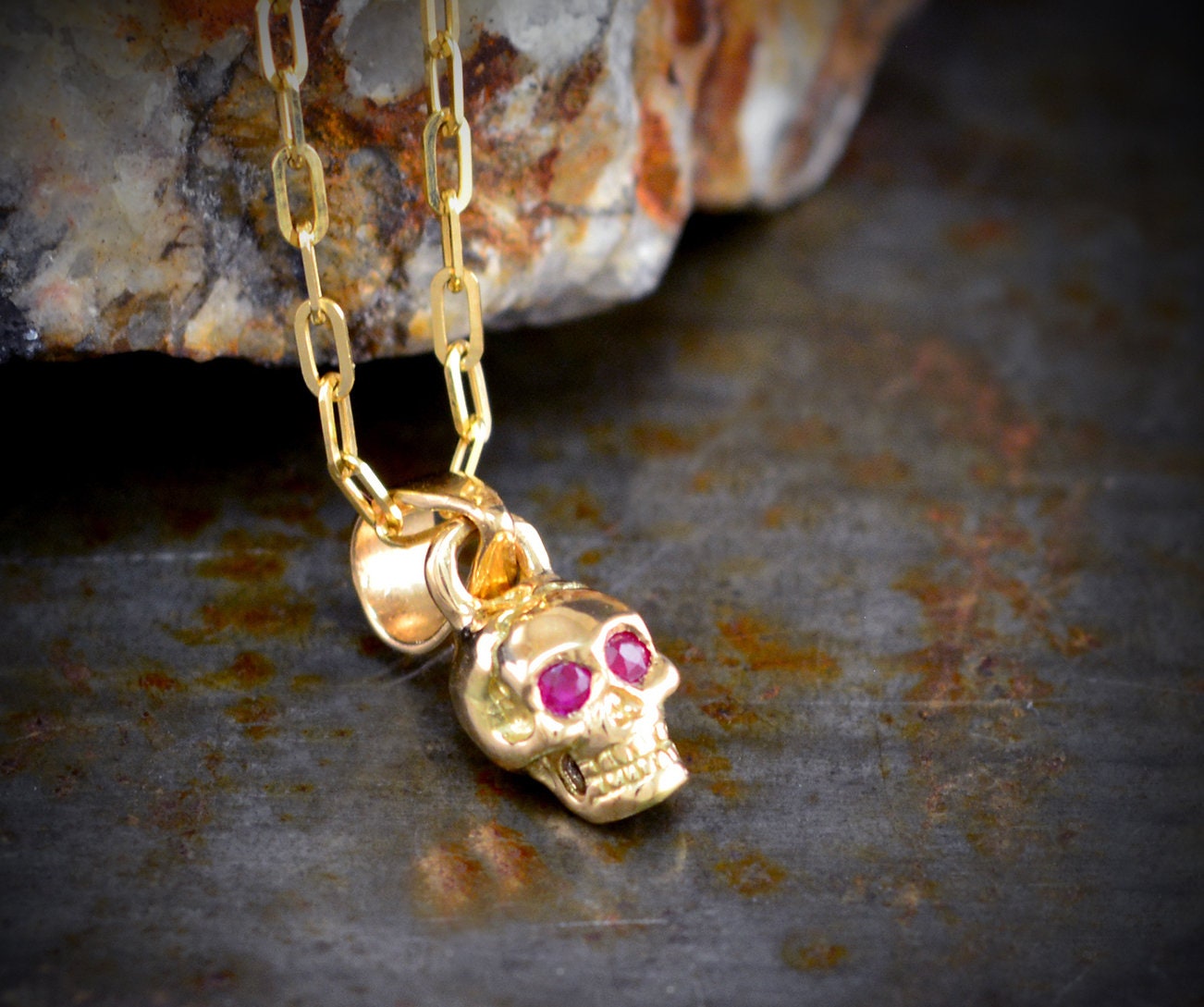 Colgante calavera diminuta en oro 10k, 14k y 18k  con piedras naturales - D´Cast