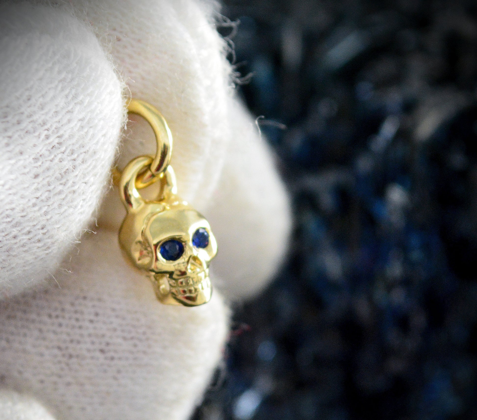 Colgante calavera diminuta en oro 10k, 14k y 18k  con piedras naturales - D´Cast