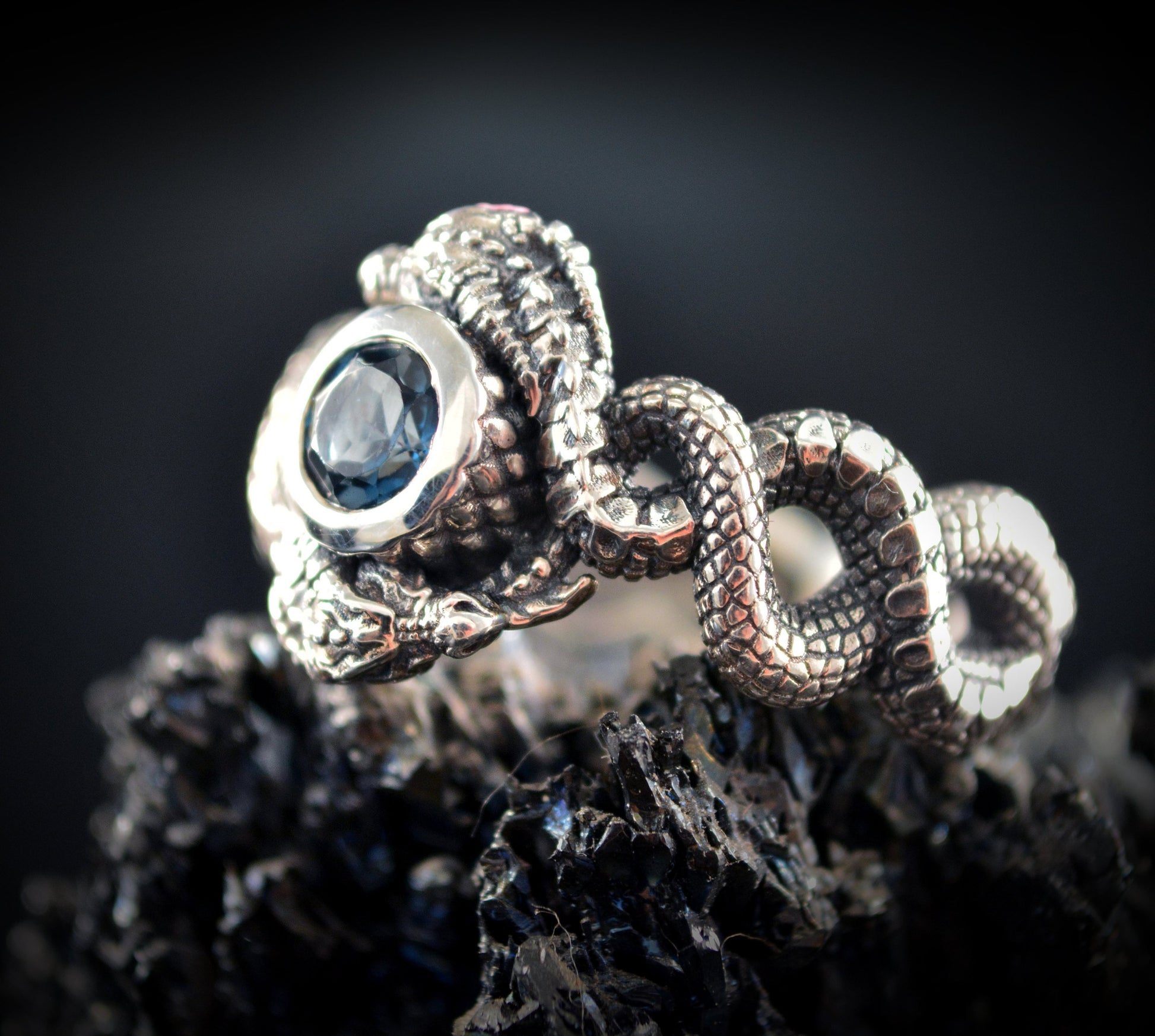 Anillo plata dragones, Solitario dragones con piedra azul, Anillo de compromiso, Regalo personalizado para Navidad - D´Cast