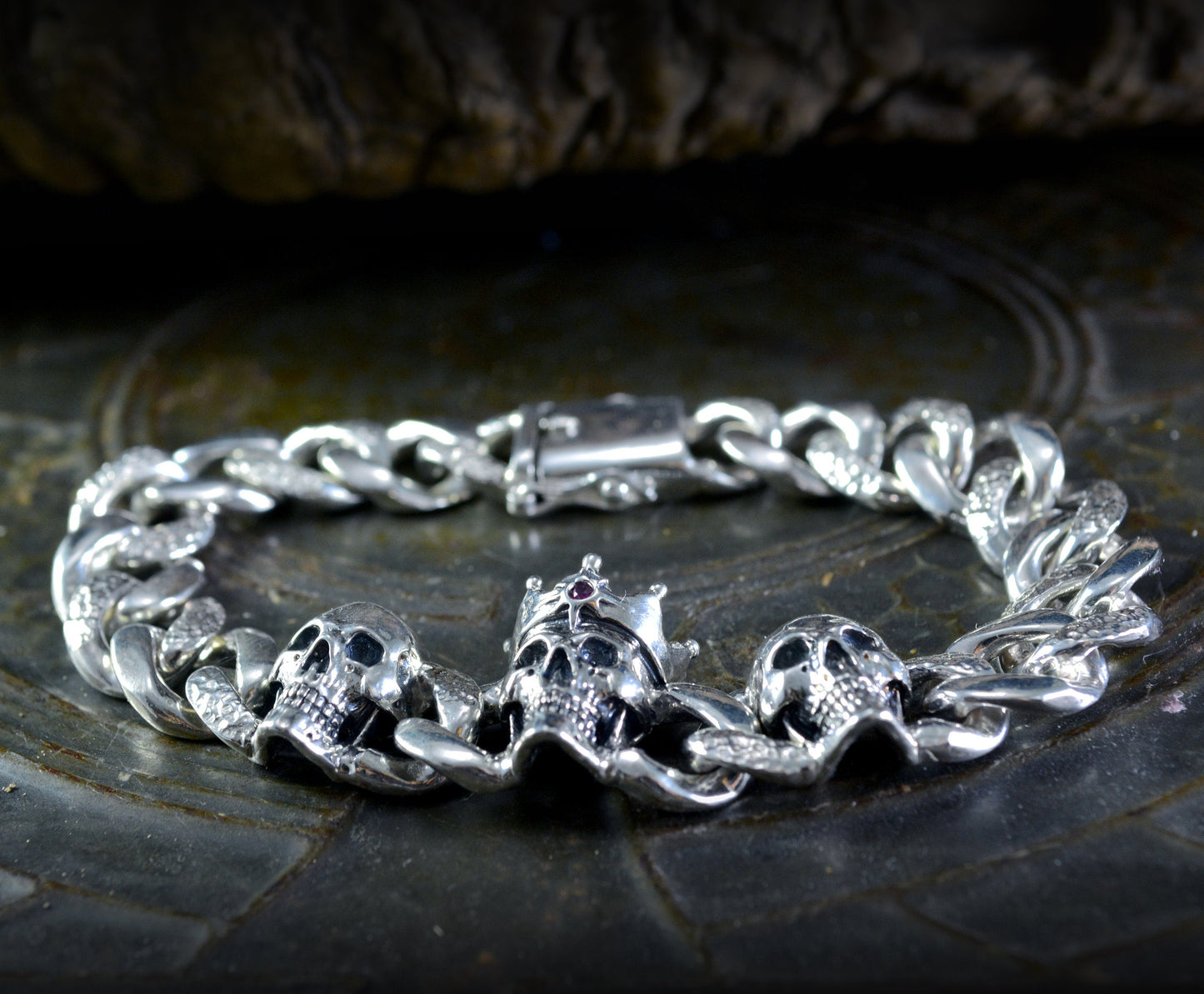 Massives Silberarmband mit drei Totenköpfen, kubanischen Kettengliedern und abschließbarem Kastenverschluss, Memento mori
