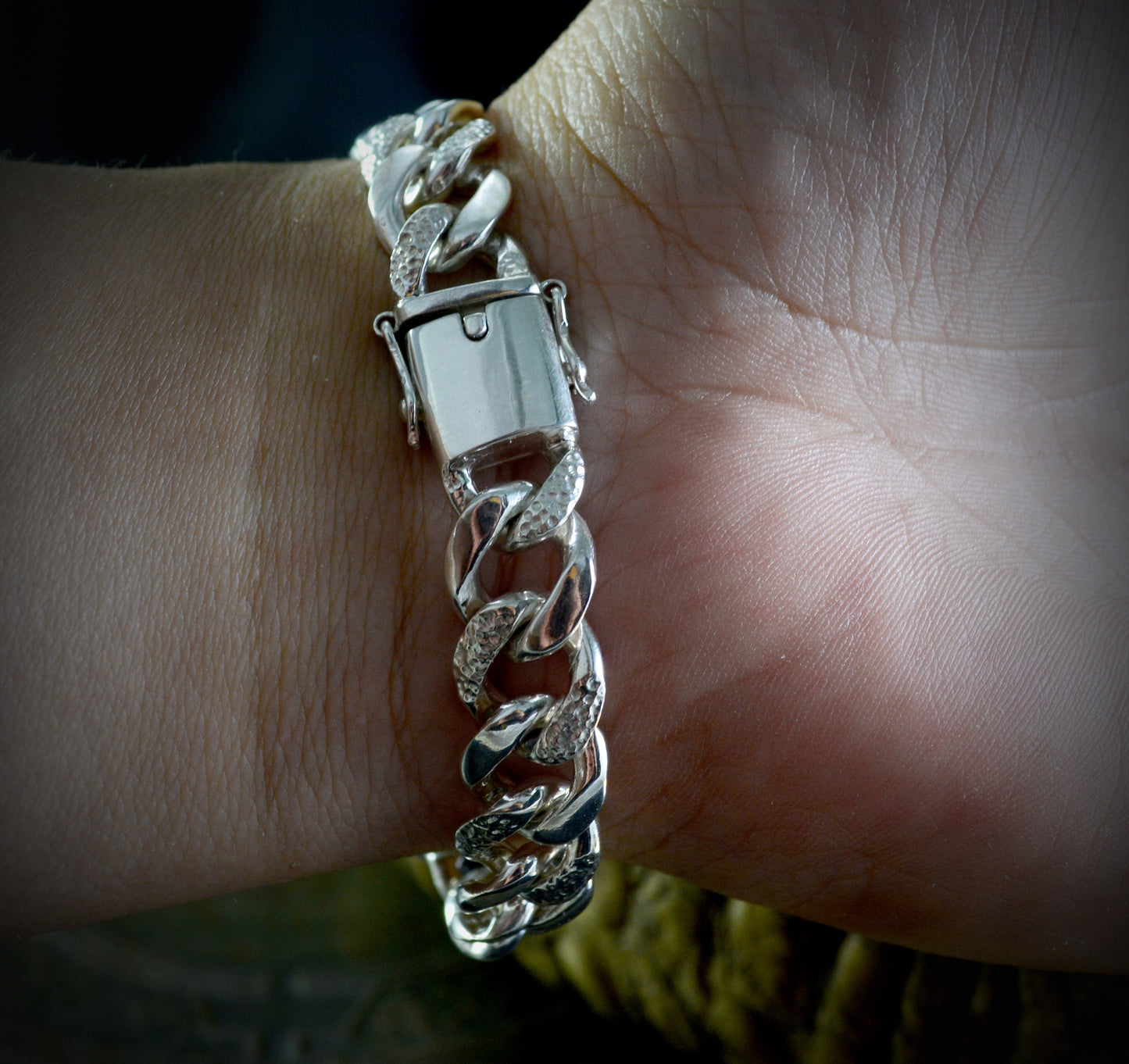 Massives Silberarmband mit drei Totenköpfen, kubanischen Kettengliedern und abschließbarem Kastenverschluss, Memento mori
