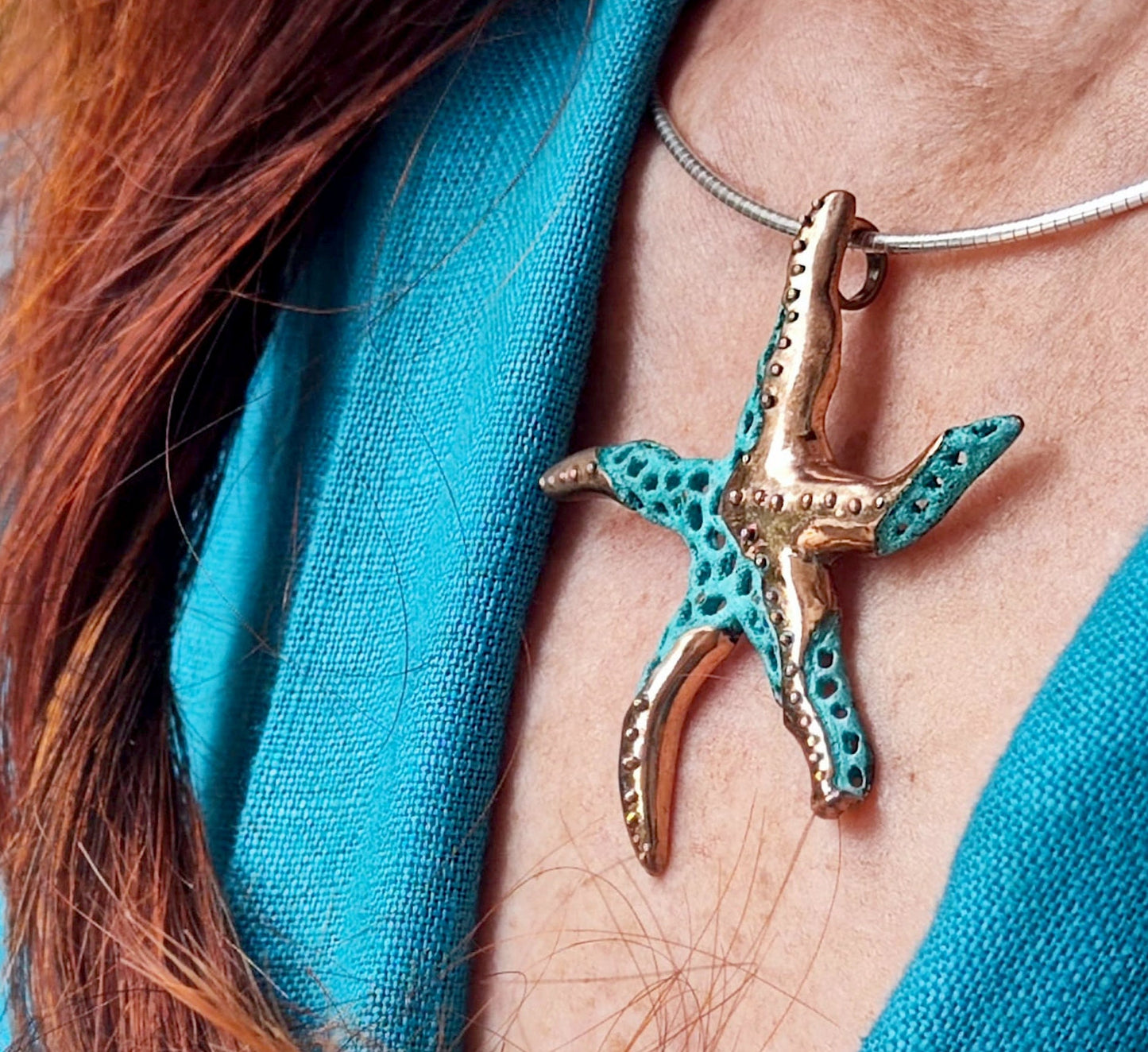 Colgante estrella de mar hecho a mano, Colgante artistico de bronce y patinas verdes o negras, Joyeria del mar