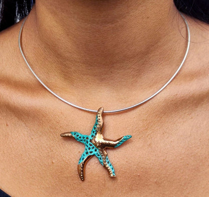 Colgante estrella de mar hecho a mano, Colgante artistico de bronce y patinas verdes o negras, Joyeria del mar