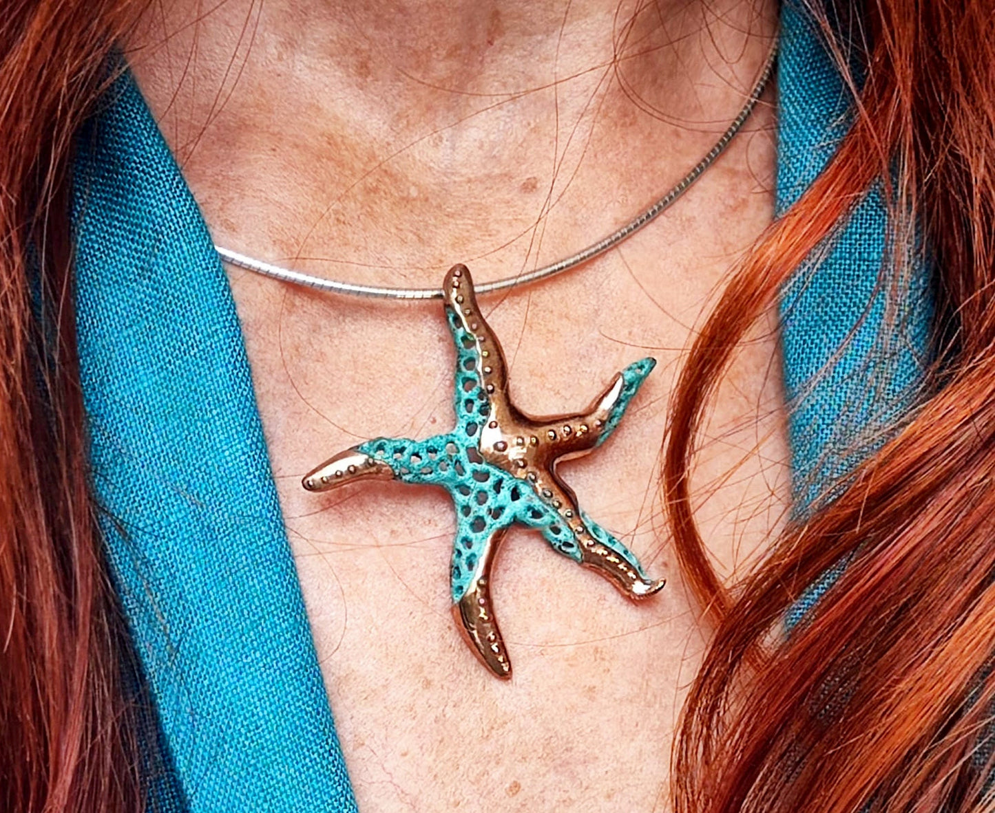 Colgante estrella de mar hecho a mano, Colgante artistico de bronce y patinas verdes o negras, Joyeria del mar