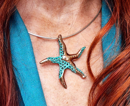 Colgante estrella de mar hecho a mano, Colgante artistico de bronce y patinas verdes o negras, Joyeria del mar