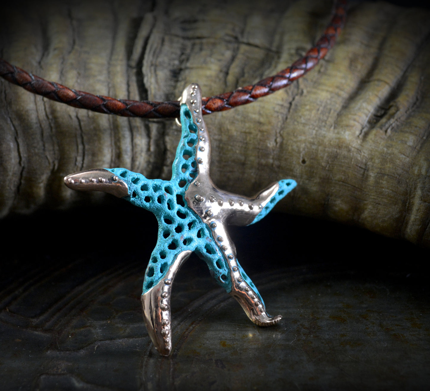 Colgante estrella de mar hecho a mano, Colgante artistico de bronce y patinas verdes o negras, Joyeria del mar