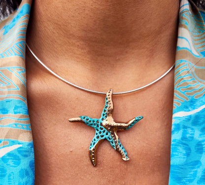Colgante estrella de mar hecho a mano, Colgante artistico de bronce y patinas verdes o negras, Joyeria del mar