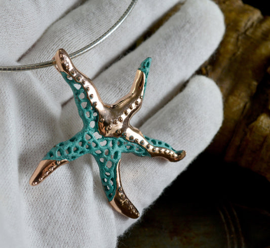 Colgante estrella de mar hecho a mano, Colgante artistico de bronce y patinas verdes o negras, Joyeria del mar