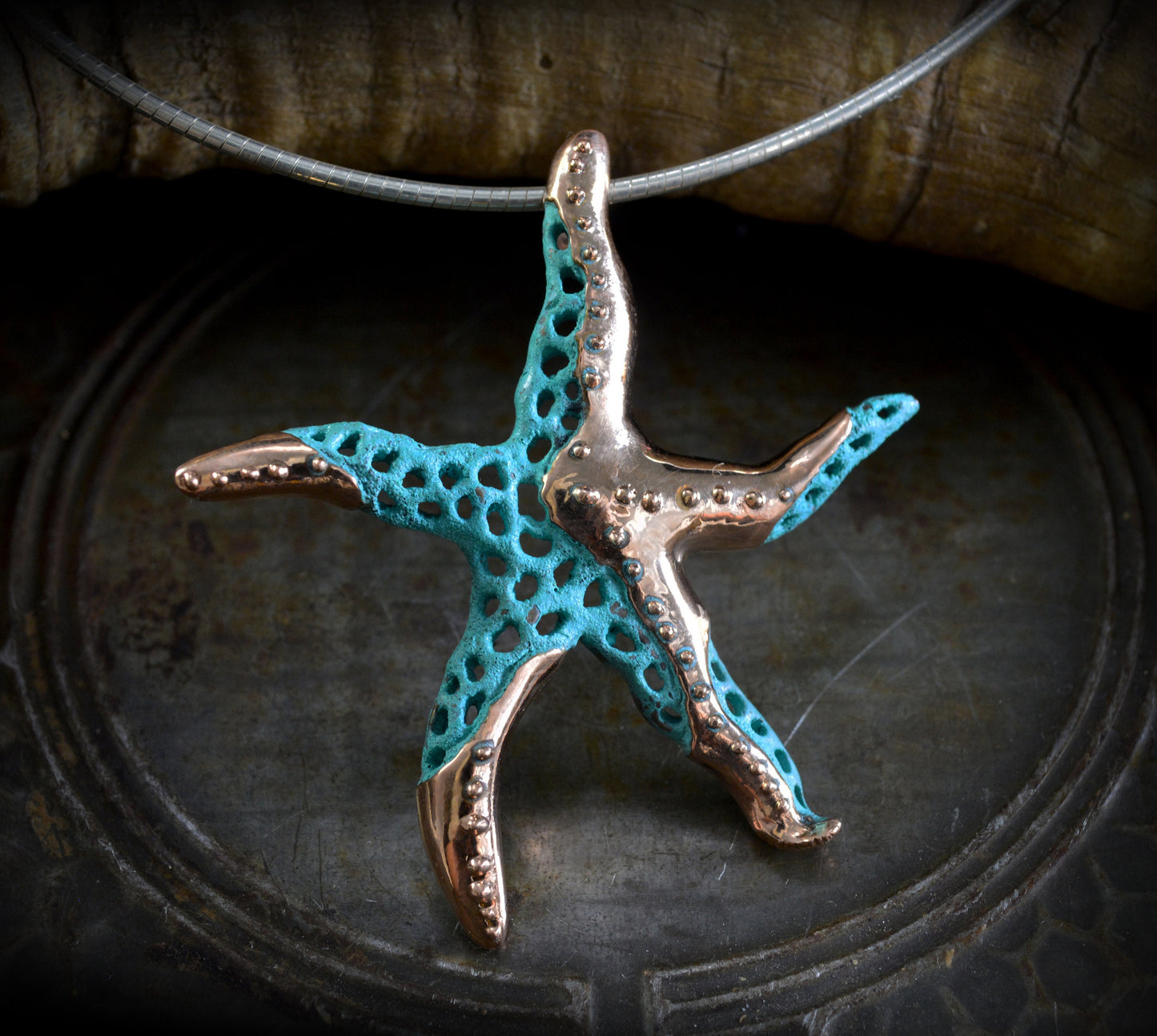 Colgante estrella de mar hecho a mano, Colgante artistico de bronce y patinas verdes o negras, Joyeria del mar