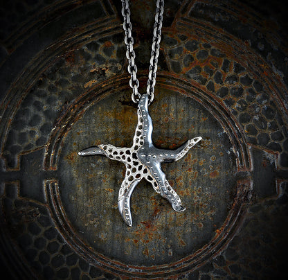 Colgante estrella de mar hecho a mano, Colgante artistico de bronce y patinas verdes o negras, Joyeria del mar