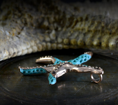 Colgante estrella de mar hecho a mano, Colgante artistico de bronce y patinas verdes o negras, Joyeria del mar