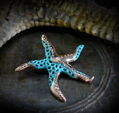 Colgante estrella de mar hecho a mano, Colgante artistico de bronce y patinas verdes o negras, Joyeria del mar