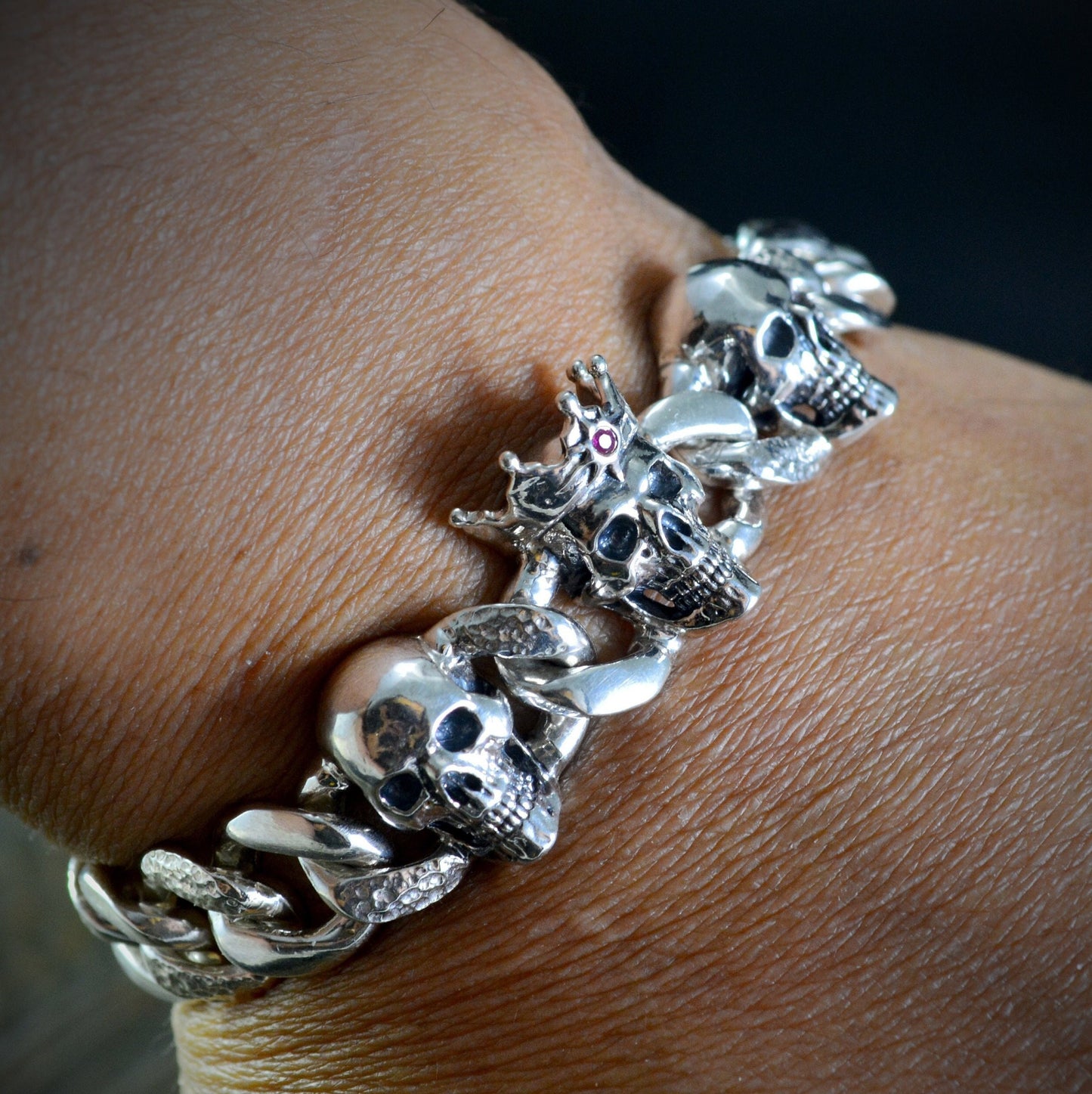 Massives Silberarmband mit drei Totenköpfen, kubanischen Kettengliedern und abschließbarem Kastenverschluss, Memento mori