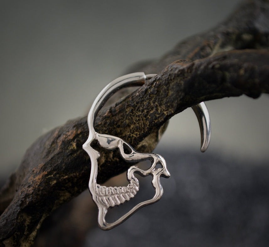 Pendientes de aro plata  Calaveras, Pendiente perfil calavera,  Silueta calavera plata , Joyería gótica, Joyería unisex, Pendiente artesano - D´Cast
