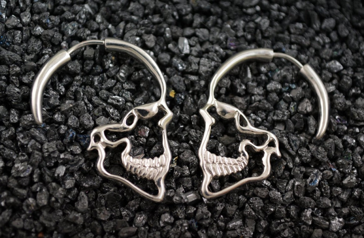Pendientes de aro plata  Calaveras, Pendiente perfil calavera,  Silueta calavera plata , Joyería gótica, Joyería unisex, Pendiente artesano - D´Cast
