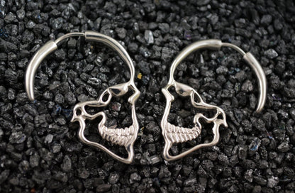 Pendientes de aro plata  Calaveras, Pendiente perfil calavera,  Silueta calavera plata , Joyería gótica, Joyería unisex, Pendiente artesano - D´Cast