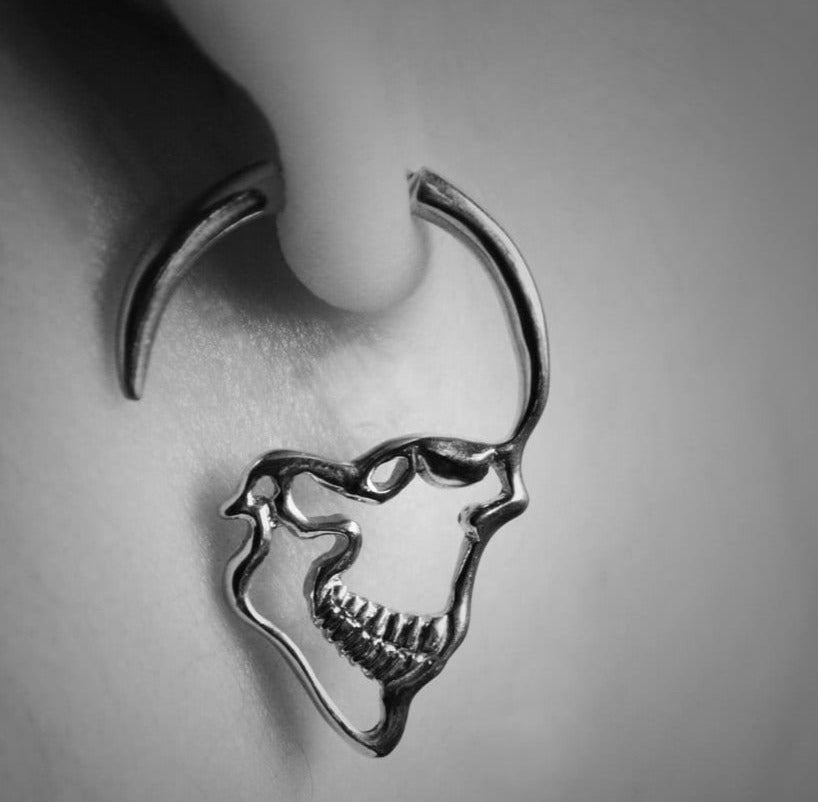 Pendientes de aro plata  Calaveras, Pendiente perfil calavera,  Silueta calavera plata , Joyería gótica, Joyería unisex, Pendiente artesano - D´Cast